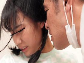 ほら、お口を開けて綺麗にお掃除してごらん？パイパン少●強制猥褻中出し性交4時間　サンプル画像06